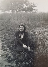 Schüchterne junge Frau sitzt