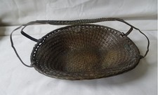 Geflochtener Obst- oder Brotkorb mit Metallgriff, vermtl aus Metallbänder gefloc