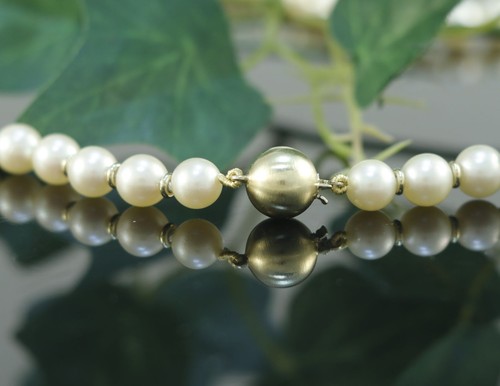 Perlen kette mit goldelementen - perlen,