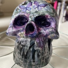 Totenkopf, männl. Höhe ca. 10,5 cm Breite ca. 8 cm aus Beton / Serviettentechnik