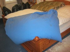 BREITES BLAUES BALLONBETT BETT GUTE FÜLLUNG