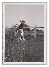 Frau im Sprung vom Zaun im Badeanzug - Altes Foto