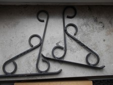 2 schmiedeeiserne Aufhängevorrichtungen für größere Blumenampel, ca. 24 cm hoch