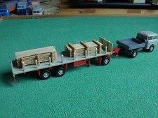 DDR Modell-Skoda mit Sattelkupplungsachse-Plattformanhänger und Holzladung-1:87