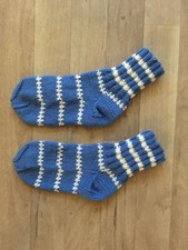 Selbst gestrickte Wollsocken