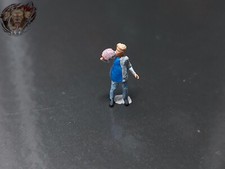 1/87 Kind Junge isst Zuckerwatte Kirmes Zirkus Festival Figur Diorama H0 HO