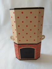 Alter Modella Kamin aus Pappe