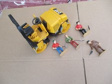 BRUDER 02433 CAT Tandem Vibrationswalze und 4 Figuren LGB