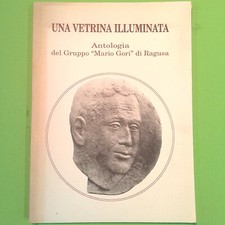 EINE BELEUCHTETE VITRINE