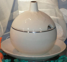 Sauciere mit Deckel und