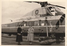 Foto Feine Damen im Mantel vor Sabena Hubschrauber  50er Jahre