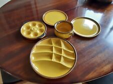 Fondueteller, Schneckenteller, Suppenschalen und Dessertteller für 8 Personen 