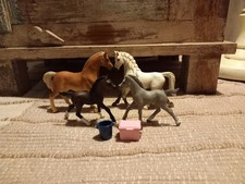 Schleich Pferdefamilie mit Eimer und Putzkasten