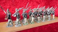 23 alte Bleisoldaten mit