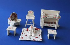 Puppenhaus Puppenstube Kinderzimmermöbel mit Kleinkind und Kinderwagen  1:12
