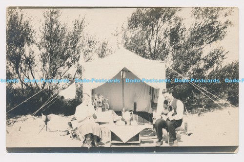 C022087 mann und frau sitzen - und,