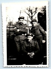 FOTO 3 SOLDATEN IN BASKENMÜTZEN UK POSIERT AUF MILITÄRFAHRZEUG? WW2 ?