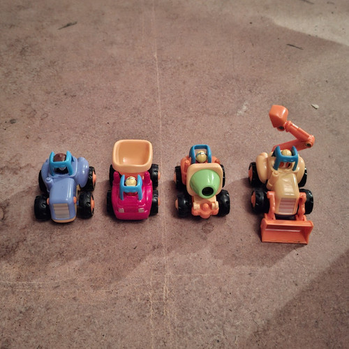 Kleine spielzeugfahrzeuge - kleine,