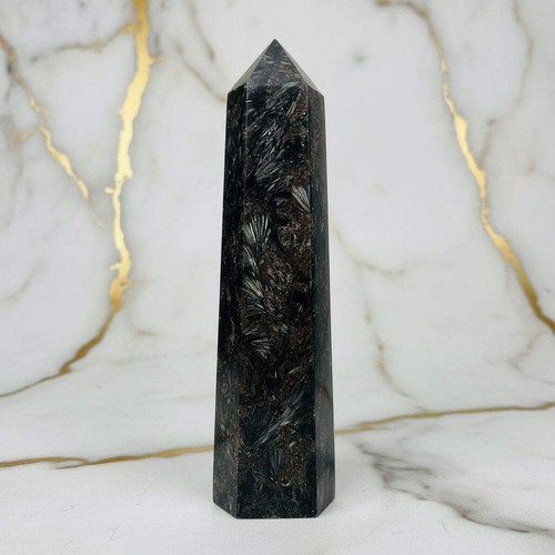 Astrophyllit granat obelisk - granat,