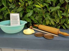 DDR Konvolut  Haushalt Rollholz Zitruspresse Nudelsieb Reibe Quirl,  Set 