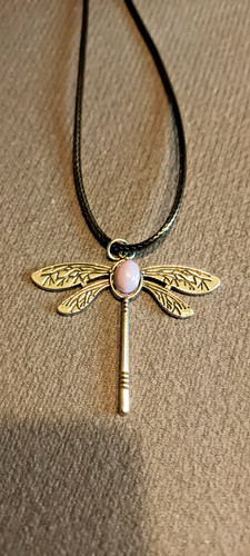 Libelle mit lila - , stein