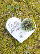 Bepflanztes Herz aus Beton mit Schriftzug Grabschmuck Trauer Grabherz