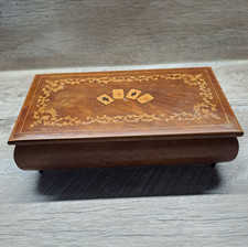 alte Spielkartenbox aus Holz mit Spieluhr