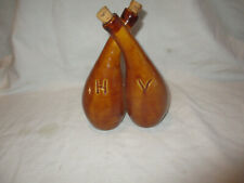 Essig & Öl keramik Flaschen in sich verschlungen.