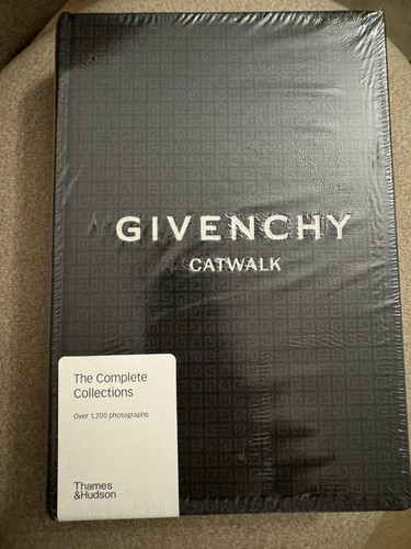 Thames hudson givenchy - &,