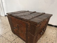 Alte Kriegskasse Soldtruhe Eisentruhe  Holzkiste antiker Tresor  Pirat ca. 1700