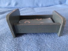 Ein altes Bett aus Holz für die Puppenstube Puppenhaus