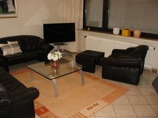 Moderne Couchgarnitur in sehr gutem Zustand – 3er, 2er & Sessel mit Fußablage