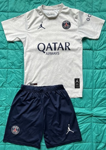 Fußballtrikot und hose - und,