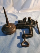 Altes Uhrmacher Schraubstock und Ölkanne 