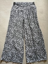 seltene Palazzo-Hose mit langem Schlitz, Gr. 42 Schwarz Wollweiß Geblümt, Neu