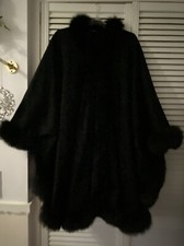 Poncho Damen Cape Umhänge verarbeitet mit echtem schwarzen Fuchsfell. Neuwertig