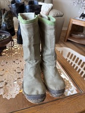 Simple Green  Lace Up  Camper