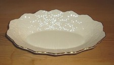 LENOX, elfenbeinfarbenes Porzellan mit Goldrand, Dekor außen und innen.