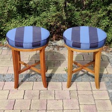 Zwei zierliche Hocker im Biedermeier Stil helles Holz blau gestreifter Bezug