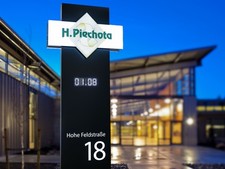 Werbepylon, Sonderdesign mit Uhr, beleuchtet, H=3500 mm