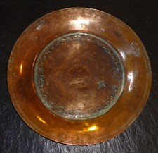 alter WANDTELLER mit Gravur KUPFER Patina Ø ca. 37,5 cm H: ca. 4 cm, ca. 1,25 Kg