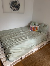 Palettenbett aus Holz