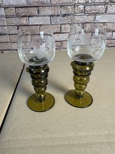 2 grüne Weingläser mit