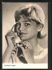 AK Schauspielerin Eva-Maria Hagen mit freundlichen Lächeln am Telefon 