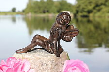 Schöne sitzende Elfe aus