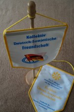 2 DDR Wimpel mit Holzaufsteller Kollektiv DSF und 15 Jahre Titel DSF, gebraucht.