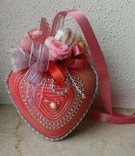 Ein handgefertigtes Herz aus Wachs und Blumendekor