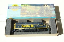 Athearn 4225 Santa Fe GP35 unmotorisierter Dummy H0, Railings zugerüstet! (H110)