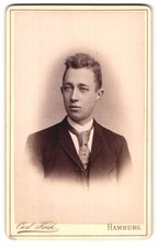Fotografie Carl Hoch, Hamburg, Neuerwall 30, Portrait Bursche mit Krawatte im J 