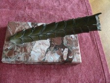 Granatsplitter auf Marmorsockel – Kriegsrelikt / Andenken – Deko Sammlerstück